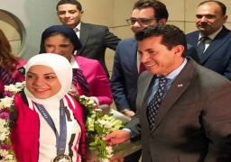 بالصور.. وزير الشباب والرياضة يستقبل أبطال مصر بمطار القاهرة