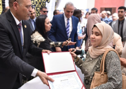 بالصور.. وزير العمل يُسلم عقود عمل لذوي همم وجوائز وشهادات لخريجي مراكز التدريب المهني في الغربية