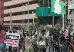 رئيس نيجيريا يدعو لوقف الاحتجاجات ووضع حد لـ«إراقة الدماء»