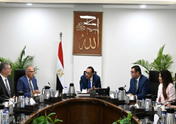 مدبولي يوجه بإيقاف مصدر تلوث مصرف قريب من المنصورة الجديدة.. وإنشاء محطة صرف صناعي