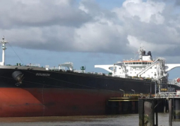 مغادرة طاقم الناقلة سونيون بعد تعرضها لهجوم في البحر الأحمر