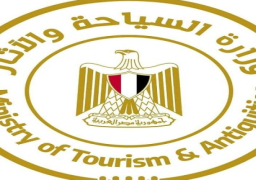 وزارة السياحة تحقق بشأن الفيديو المتداول بمشاركة سائحة في ترميم جدارية بمعبد الأقصر