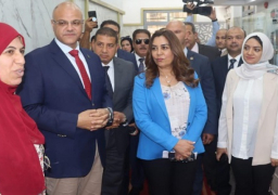 وزيرة التنمية المحلية ومحافظ القليوبية يتفقدان المركز التكنولوجي بالديوان العام لمتابعة سير العمل