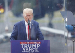 وسط حشد انتخابي.. ترمب يطل على أنصاره من خلف زجاج مضاد للرصاص