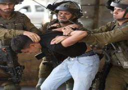 قوات الاحتلال الإسرائيلي تعتقل 12 فلسطينيا من الضفة الغربية