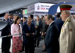 الرئيس السيسي يتفقد أجنحة ومعروضات الشركات المشاركة في فعاليات معرض مصر الدولي للطيران والفضاء