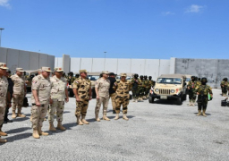 بالصور.. رئيس الأركان يتفقد عددا من الارتكازات الأمنية بمدينة رفح