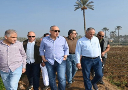بالصور..وزير الموارد المائية والري يتفقد حالة ترعة المنصورية بالجيزة