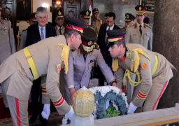 بالفيديو ..الرئيس السيسي ينيب وزير الدفاع لوضع أكليل من الزهور على قبر الزعيم الراحل جمال عبدالناصر