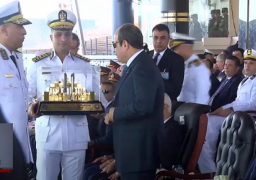 رئيس أكاديمية الشرطة يقدم هدية تذكارية للرئيس السيسي خلال احتفالية تخريج دفعة جديدة