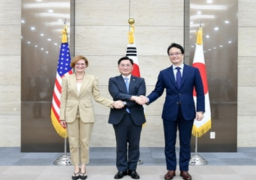 كوريا الجنوبية والولايات المتحدة واليابان يؤكدون الالتزام بالتعاون الأمني الثلاثي