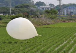 كوريا الشمالية تعاود إرسال بالونات “القمامة” إلى جارتها الجنوبية