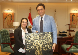وزير الثقافة يهنأ التشكيلية مريم وجيه على نجاح أول معرض لذوي الهمم