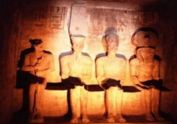 الشمس تتعامد على تمثال رمسيس الثاني بمعبده بمدينة أبو سمبل