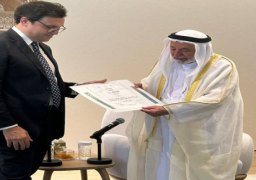 بالصور.. وزير الثقافة يُسلم سلطان بن محمد القاسمي حاكم الشارقة “جائزة النيل للمبدعين العرب”