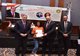 بالصور..وزير العمل ومحافظ الإسكندرية يُسلمان عقود عمل لذوي الهمم وجوائز لخريجي دورات تدريب مهني