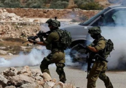 قوات الاحتلال تطلق الرصاص الحي على الفلسطينيين خلال اقتحام قريتين في رام الله