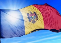 ناخبو مولدوفا يصوتون في انتخابات رئاسية واستفتاء على الانضمام للاتحاد الأوروبي