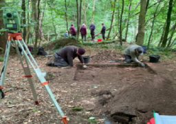 العثور على قطع أثرية من العصور الوسطى في حفريات لقلعة اسكتلندية مفقودة