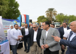 بالصور.. رئيس الوزراء يتفقد اصطفاف المعدات الخاصة بقطاع مياه الشرب والصرف الصحي بمدينة الخارجة