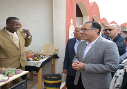 بالصور.. رئيس الوزراء يتفقد القرية التراثية بالخارجة .. ومعرض “أيادي مصر”