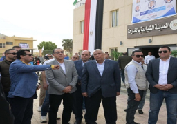 بالصور.. رئيس الوزراء يتفقد المدينة الشبابية بالخارجة بمحافظة الوادي الجديد