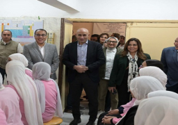 بالصور.. رئيس الوزراء يتفقد “مدرسة نجيب محفوظ الثانوية بنات” بمدينة الخارجة بالوادي الجديد