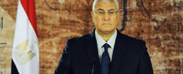 رئيس اتحاد العمال يهدي الرئيس عدلى منصور درعا تذكاريا