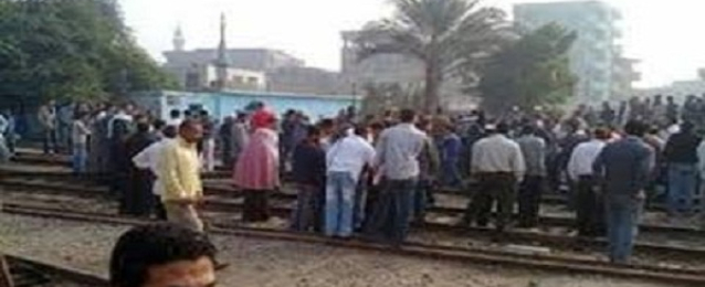 عمال “وبريات ونسيج سمنود” يقطعون طريق قطارات “طنطا -المحلة -المنصورة”
