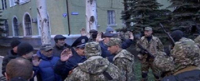 موالون لروسيا يسيطرون على مبنى البلدية بكوستيانتينفكا فى اوكرانيا
