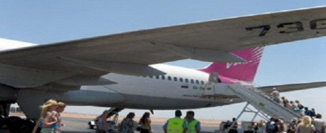بدوى : منصور يتفقد مطار شرم الشيخ الدولي ويصافح عدداً من السائحين