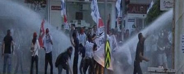 اشتباكات بين الشرطة التركية وأعضاء اتحاد نقابات العمال بإسطنبول
