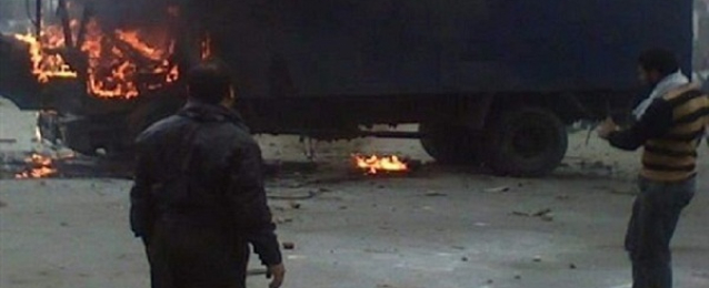 الإخوان يحرقون سيارة أمن مركزي بالإسكندرية.. والأمن يضبط 10 من أنصار مرسي