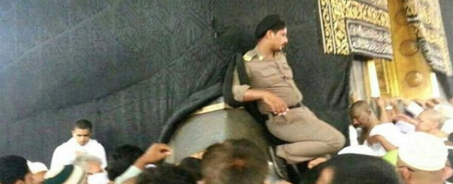 التحقيق مع رجل أمن سعودي وضع حذاءه على “الكعبه”