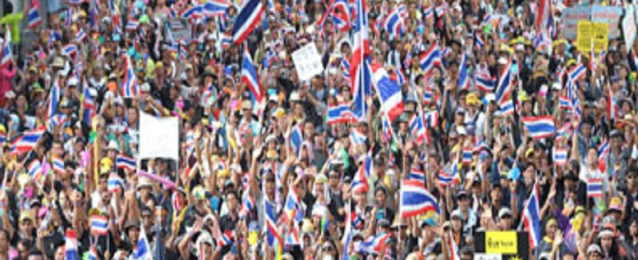 المحتجون في تايلاند يتحركون للإطاحة بالحكومة المؤقتة