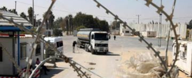 إدخال 330 شاحنة بضائع لغزة عبر “كرم أبو سالم”
