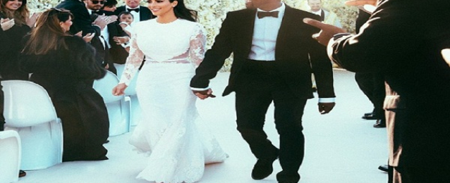 كيم كارداشيان تخطف الأنظار بفستان زفافها