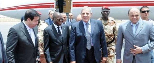 محلب يشدد على أهمية استعادة مصر ريادتها الافريقية