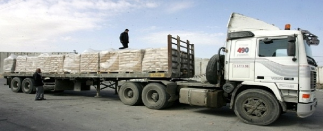إسرائيل تسمح بادخال 400 شاحنة بضائع لغزة عبر “كرم أبو سالم”