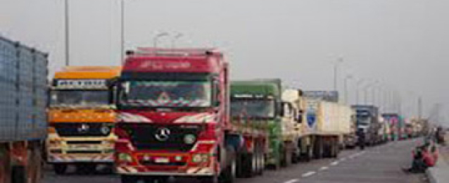 توقف حركة الشاحنات بين مصر وليبيا لإضطرابات بمنفذ مساعد الليبي