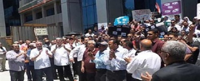اضراب موظفي الفرع الرئيسي للبنك الأهلي عن العمل للمطالبة بترقيات