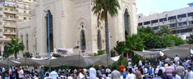 الملايين يؤدون صلاة العيد بالمساجد والساحات