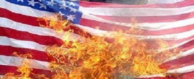 حرق العلم الأمريكي ببطرسبورج احتجاجا على دعم واشنطن للحرب بأوكرانيا