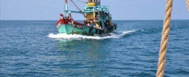 مركب صيد تنقذ 22 مهاجرًا غير شرعي من الغرق أمام سواحل رشيد