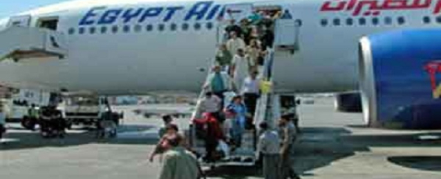 وصول أولى رحلات نقل المصريين العالقين في ليبيا الى القاهرة