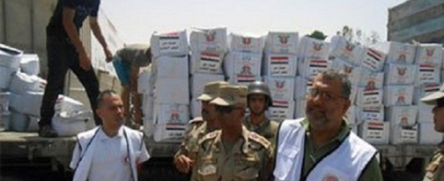 الجيش يرسل مواد غذائية ومياه للمصريين العالقين بليبيا