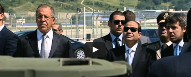 بالفيديو: الرئيس السيسي يتفقد معدات عسكرية روسية