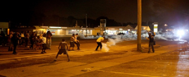 الشرطة الامريكية تستخدم الغاز المسيل للدموع لتفريق متظاهرين في فرجسن