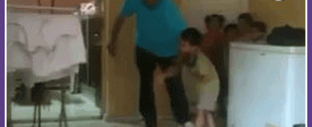 فيديو.. مدير دار يضرب الأطفال الأيتام..  بمنتهى «القسوة والعنف»»