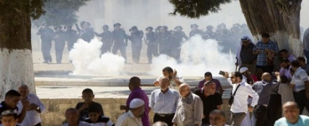 شرطة إسرائيل تقتحم “الأقصى” وتهاجم المصلين بقنابل صوت ورصاص مطاطى